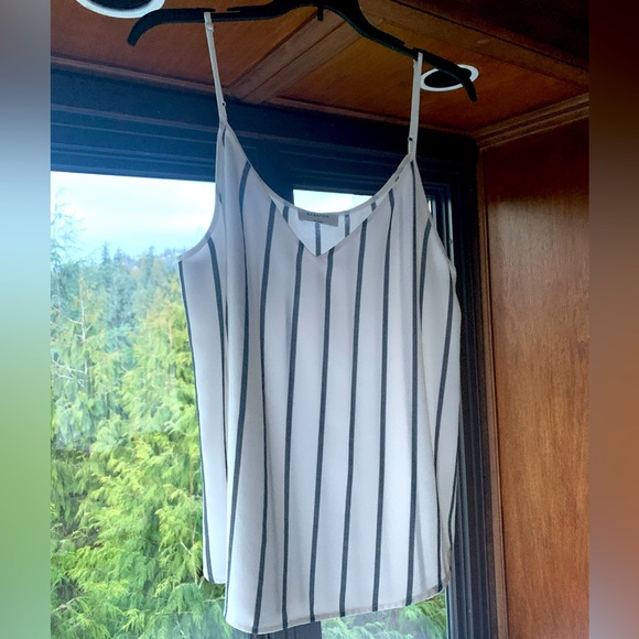 ❤️Host Pick❤️ Babaton cami / white navy stripes - Picture 1 of 9